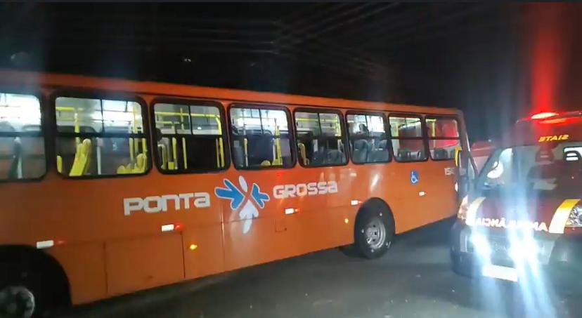 Ônibus da VCG bate durante tentativa de assalto, em Uvaranas