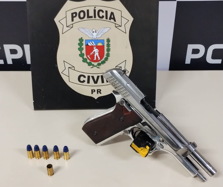 Suspeito estaria com uma arma de fogo de uso restrito