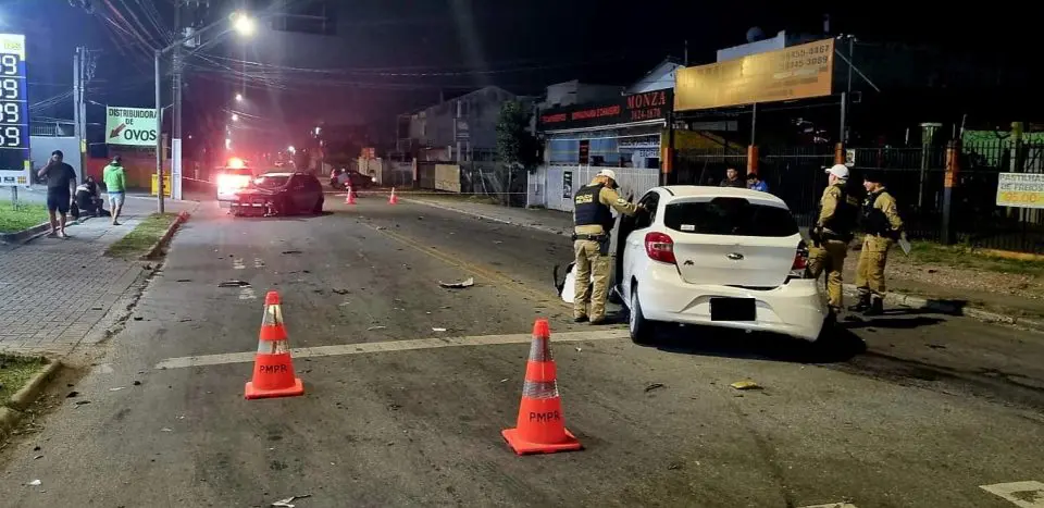 Acidente ocorreu na madrugada deste domingo (18)