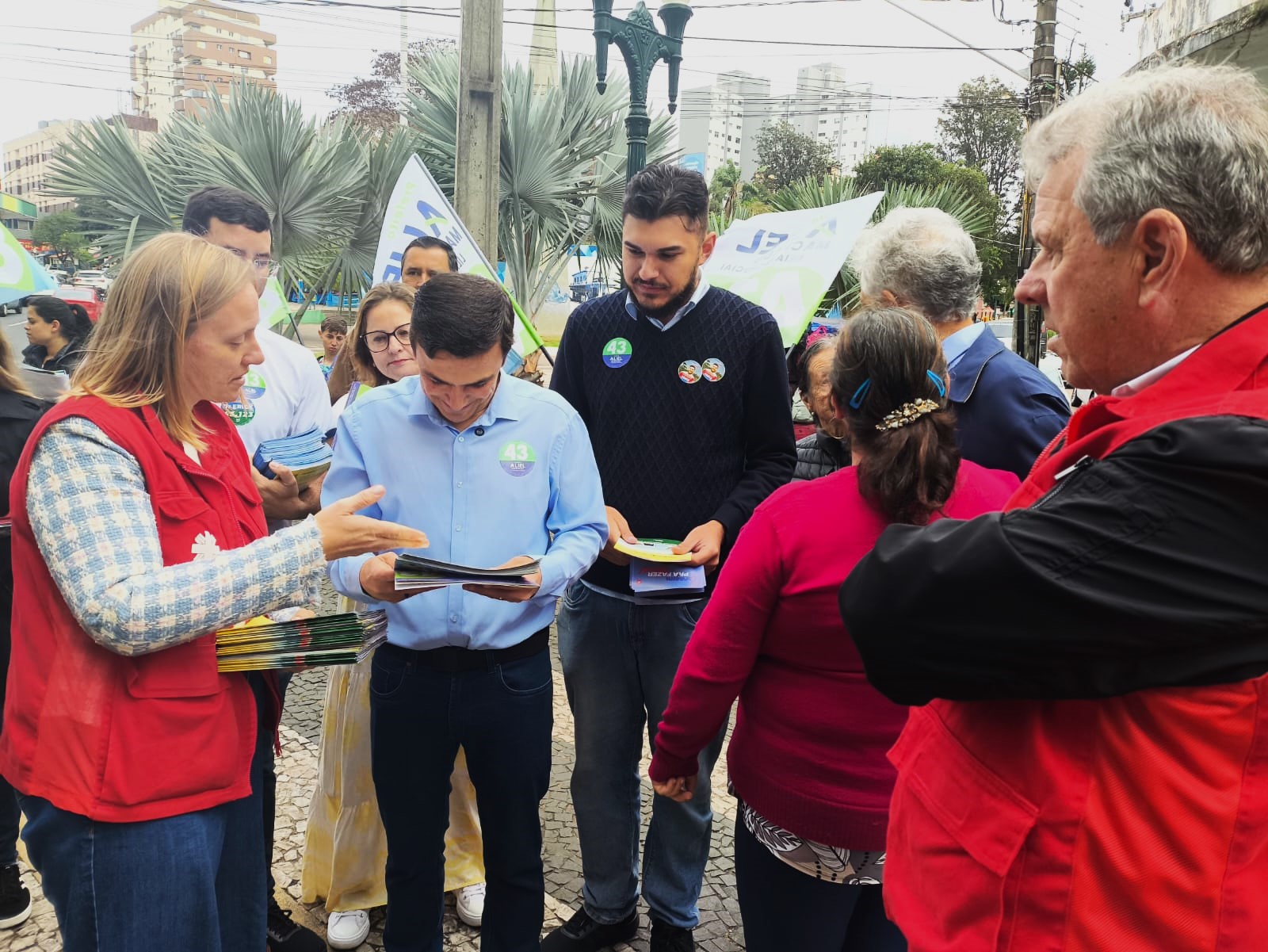 Em Ponta Grossa, os candidatos receberam a cartilha em mãos