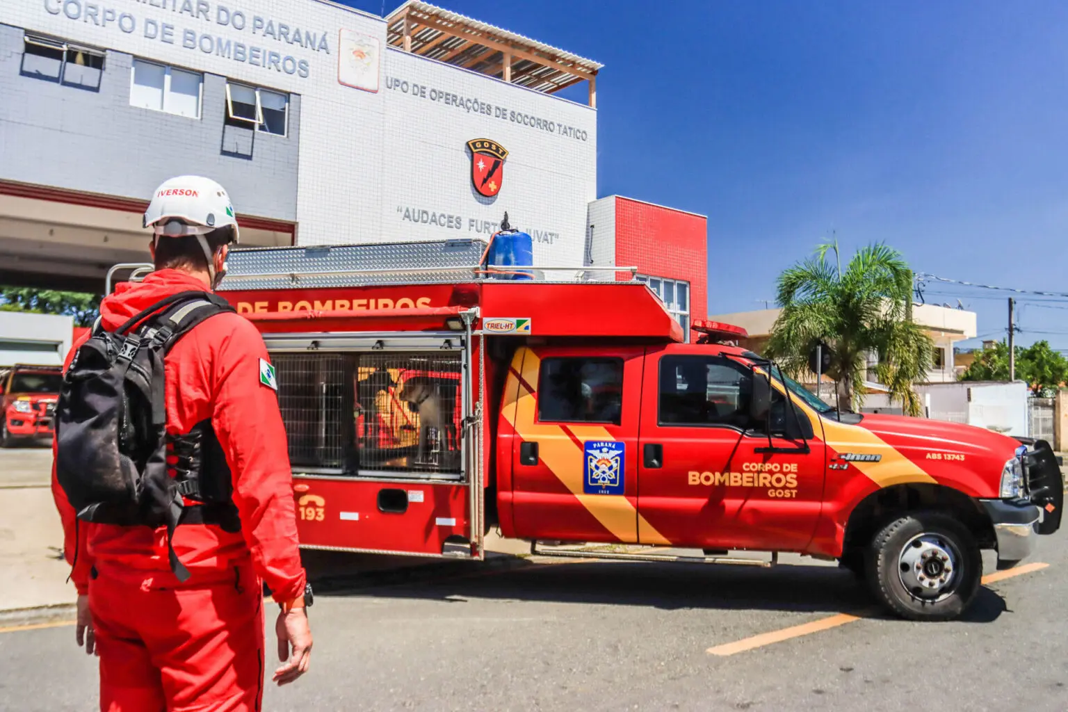 O Corpo de Bombeiros foi acionado para conter as chamas