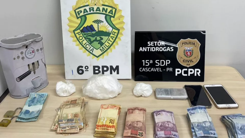 Foram encontrados 353 gramas de cocaína e dinheiro