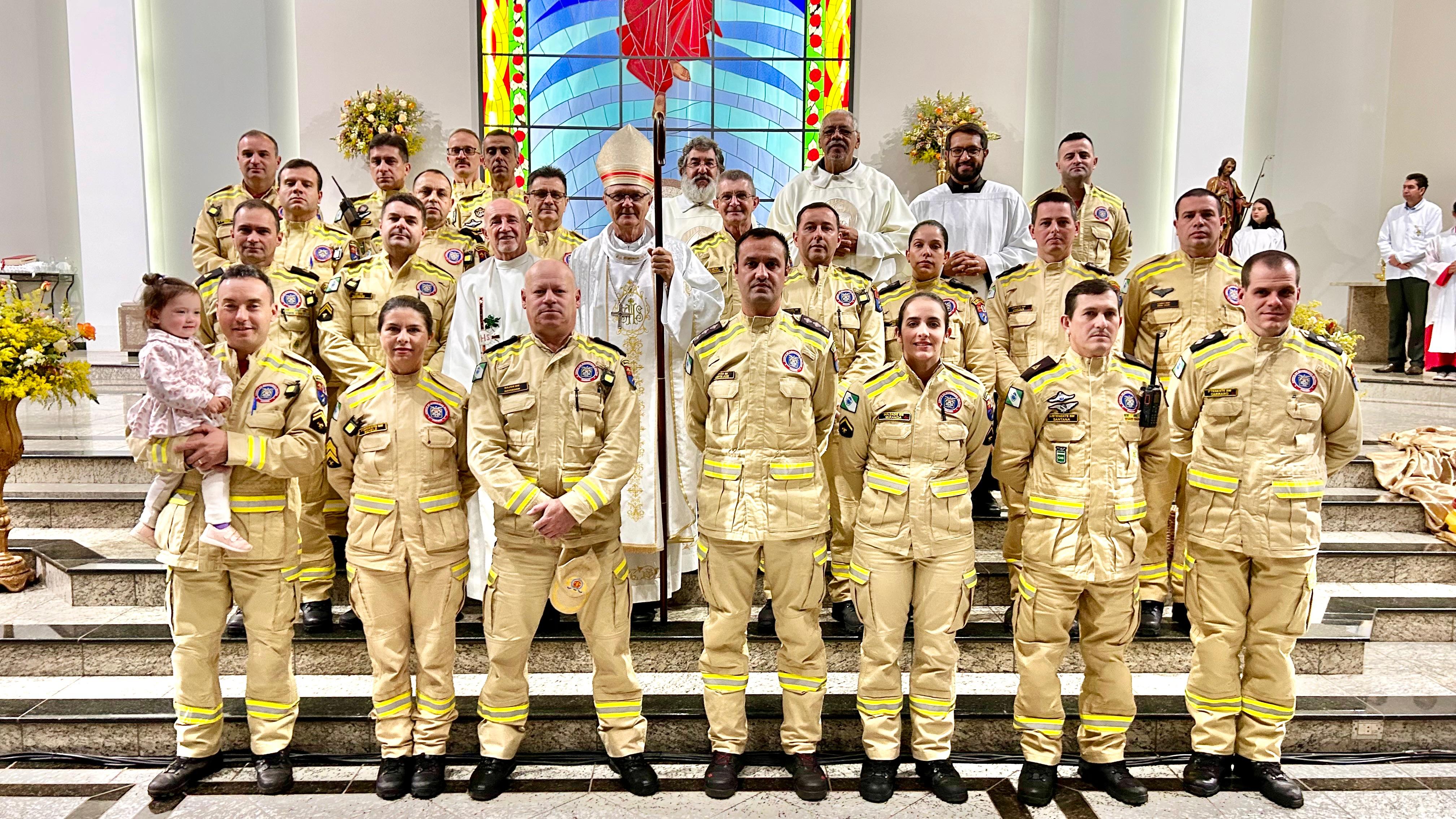 O bispo e os bombeiros militares presentes na celebração.