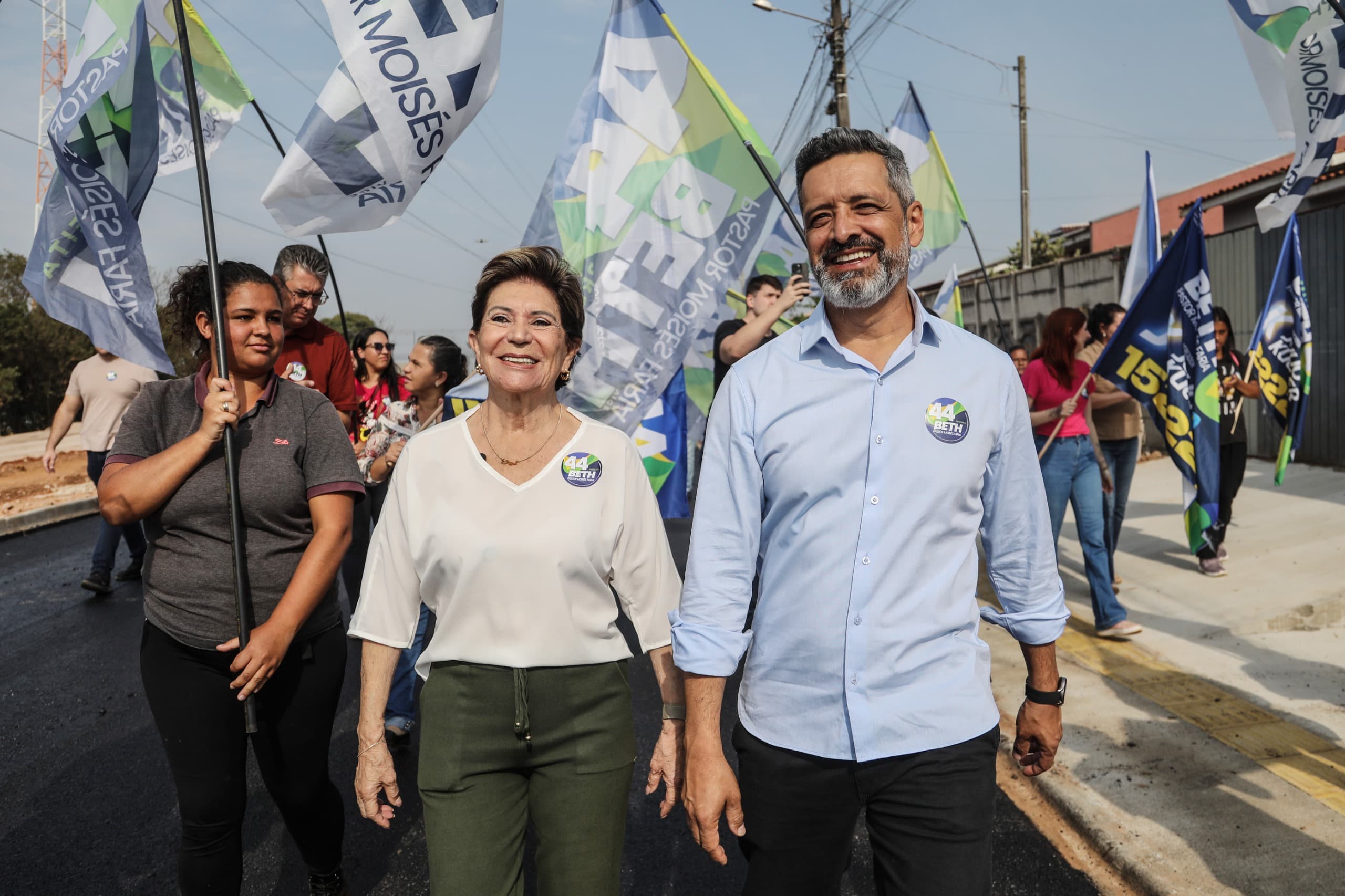 Elizabeth Schmidt (União) visitou obras e realizou caminhada com apoiadores