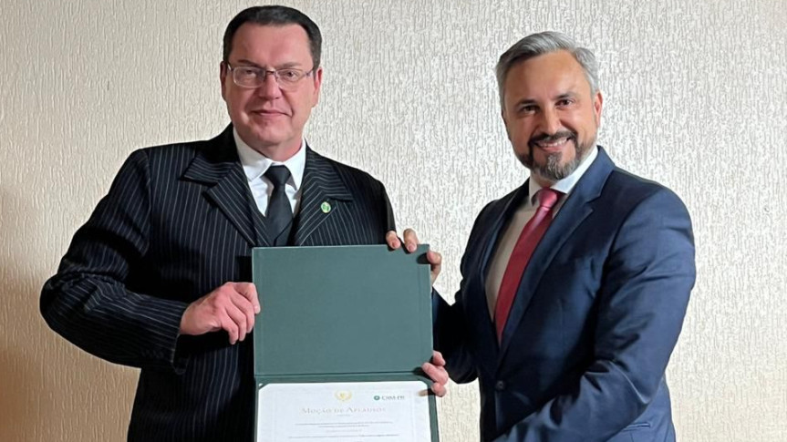 O deputado Fabio Oliveira (PODE) recebeu homenagem do Conselho Regional de Medicina do Paraná