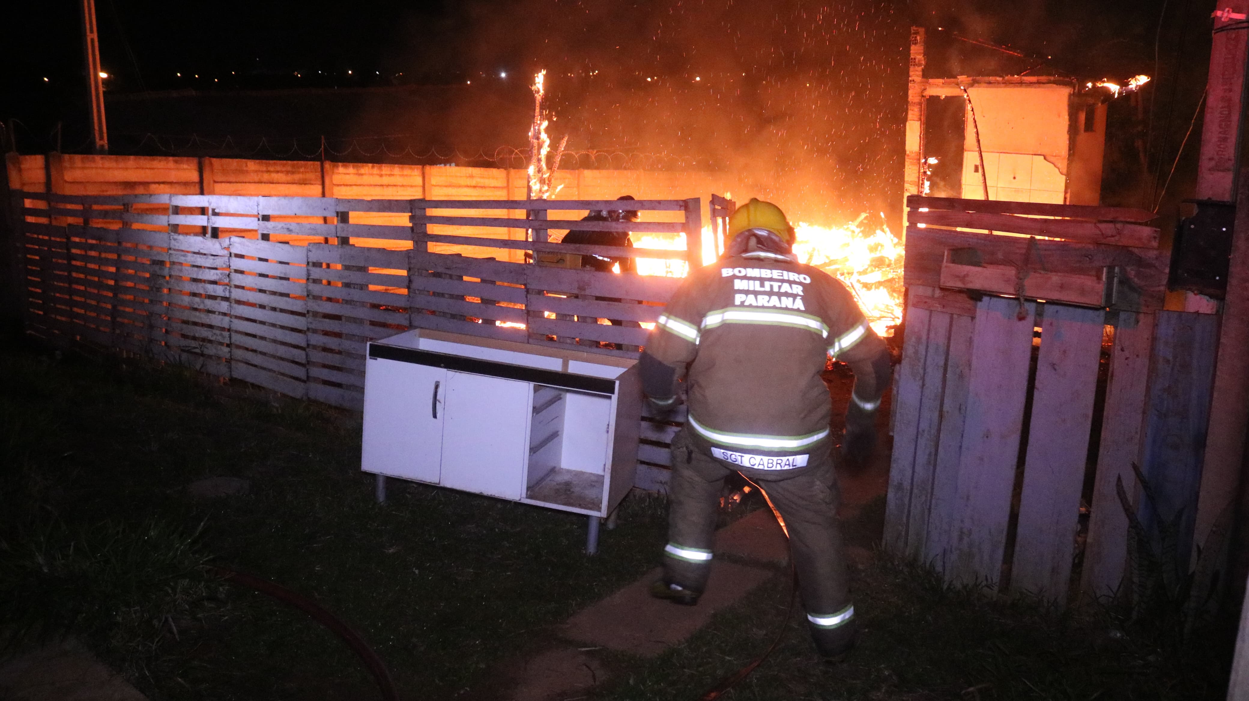 Incêndio ocorreu na madrugada deste sábado (20), no Parque dos Sabiás, em Ponta Grossa