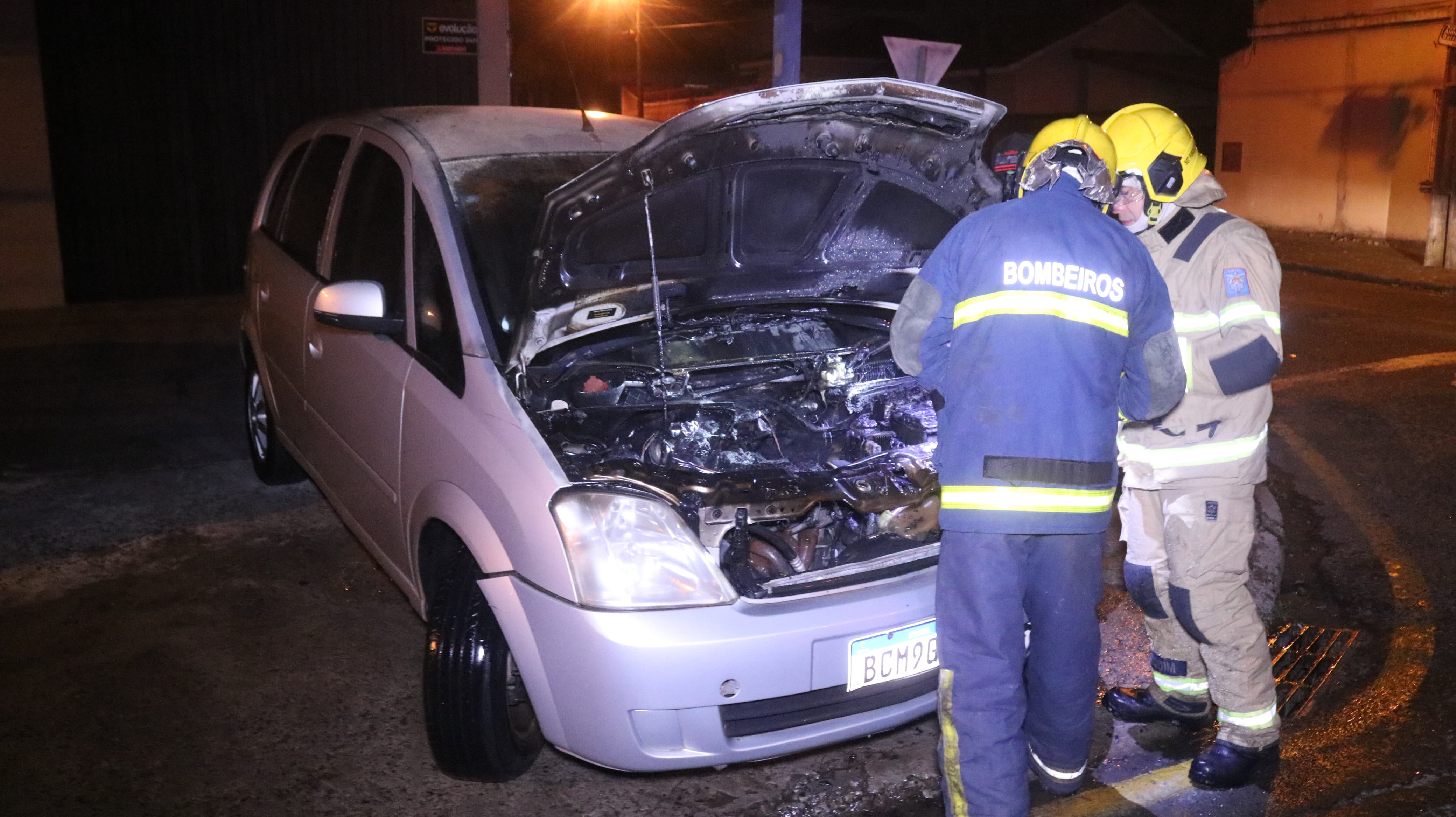 Corpo de Bombeiros é acionado para conter chamas em veículo