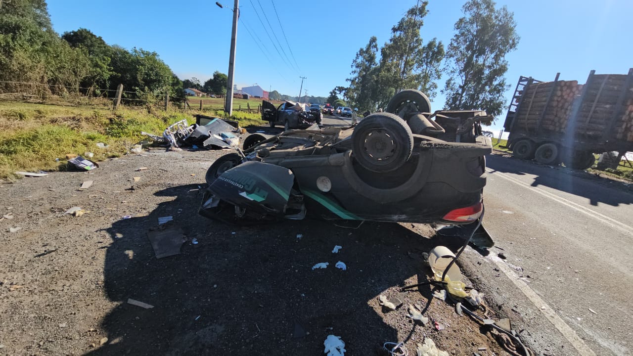 Carro e caminhão colidiram na manhã deste sábado (20)