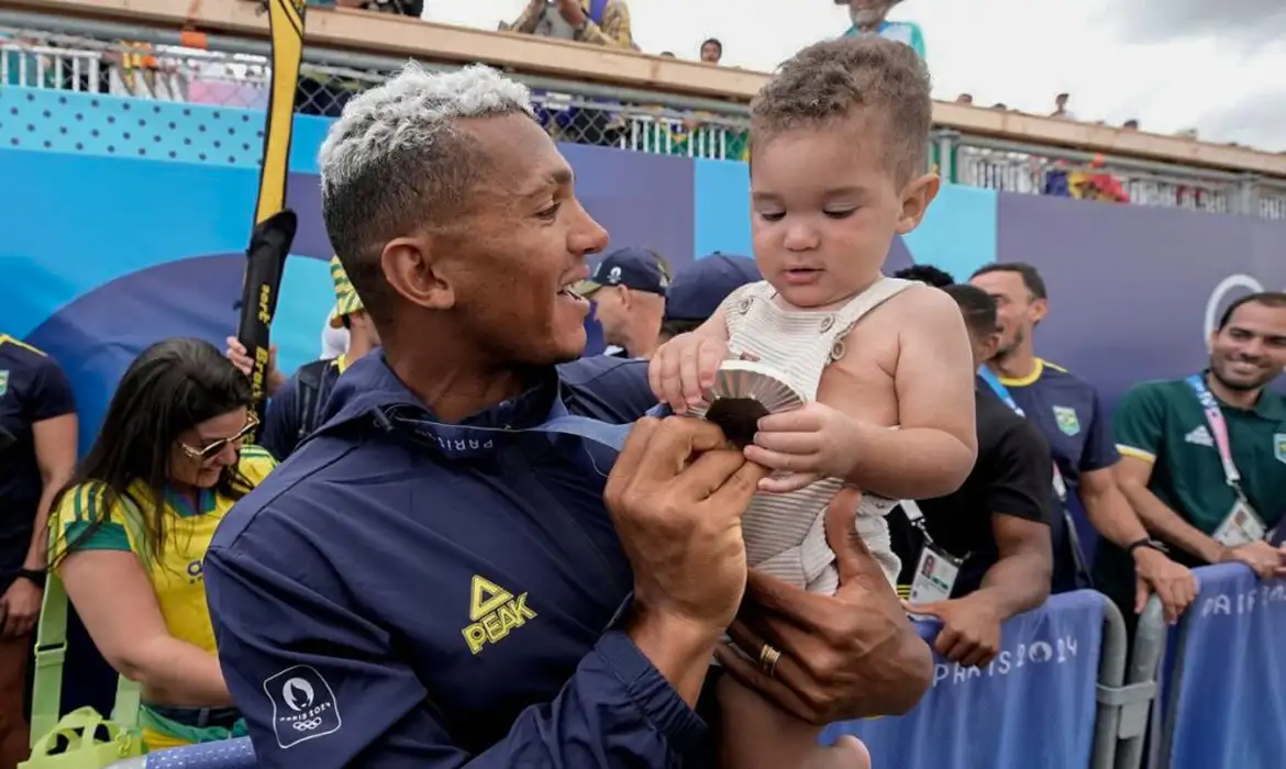 Isaquias Queiroz celebra quinta medalha olímpica junto de um dos filhos