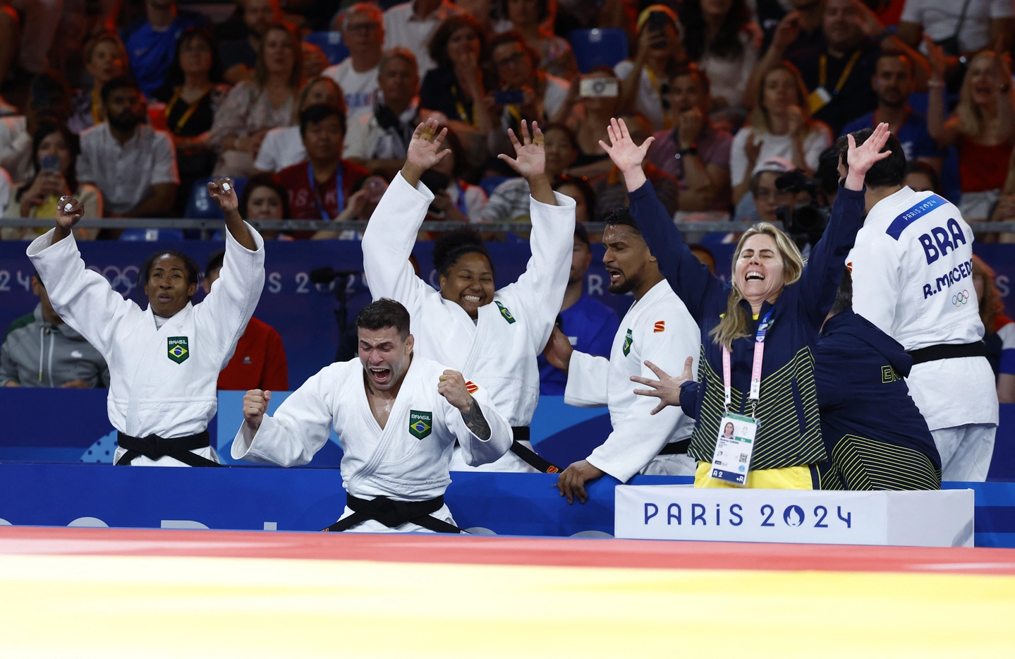 Equipe mista de judô do Brasil comemora medalha de bronze na Olimpíada de Paris