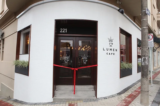 O Lumen Café está localizado na rua XV de Novembro, 221, anexo ao Hotel Planalto