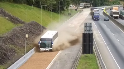 Vídeo mostra o momento exato em que o veículo entrou na área de escape