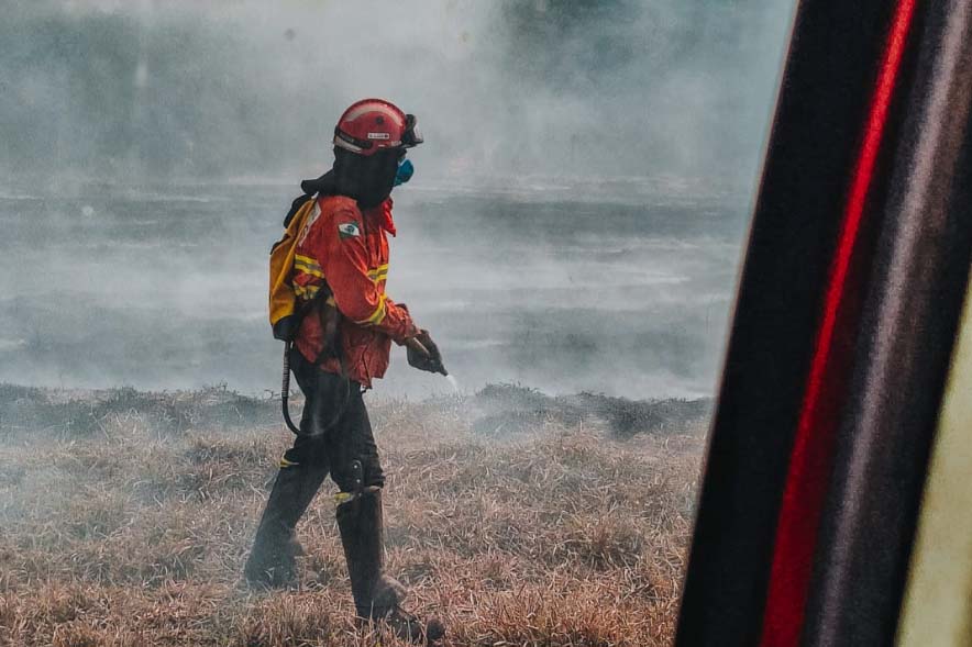 Temperaturas elevadas, baixa umidade relativa do ar e chuvas escassas são alguns dos fatores que contribuem para a proliferação do fogo