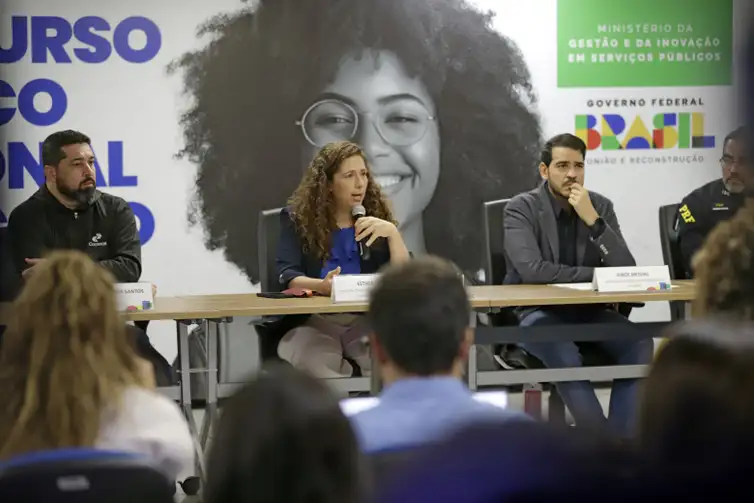 Ministra da Gestão Ester Dweck durante entrevista para fazer um balanço do Concurso Nacional