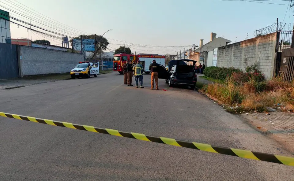 O carro foi visto queimando no começo da manhã