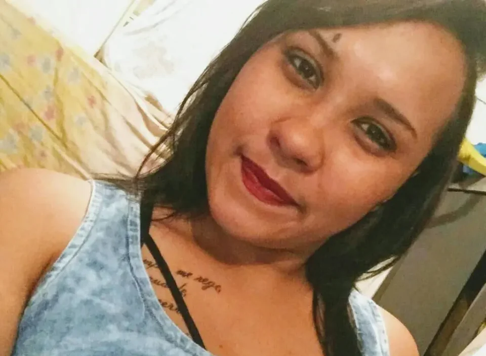 Karen Cristina dos Santos Silva, de 26 anos, estava acompanhada do marido e do filho, um bebê, em um ônibus da linha do Transporte Coletivo Cidade Verde