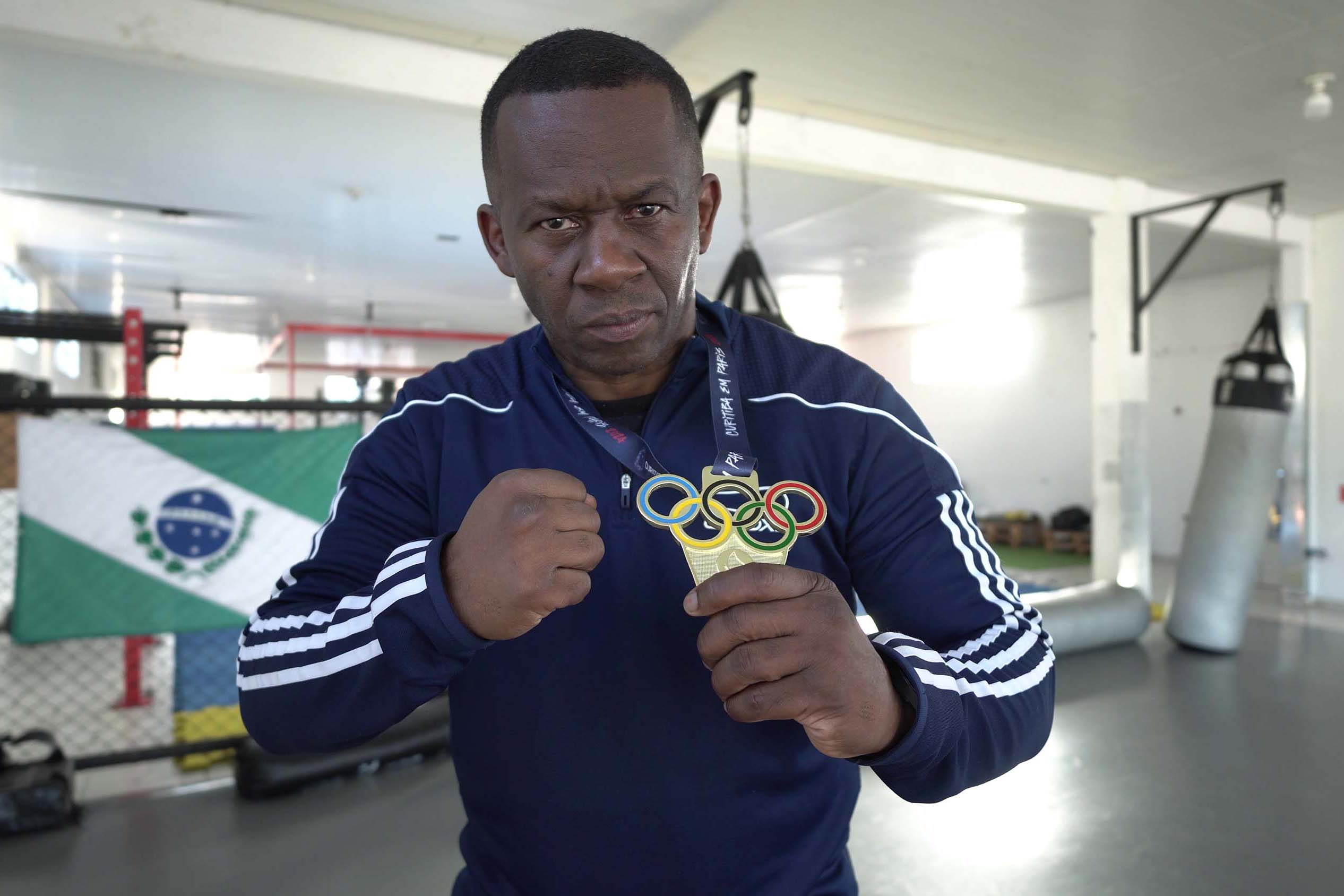 O técnico de boxe Adailton Gonçalves, bolsista do programa estadual Geração Olímpica e Paralímpica, treina a equipe de boxe que vai à Olimpíada de Paris neste ano