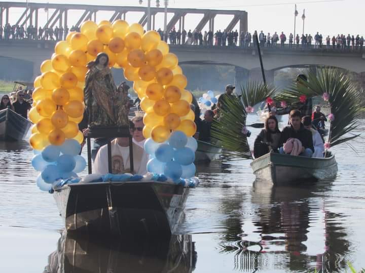 Comitiva de barcos cruzou as pontes férrea e de rodagem