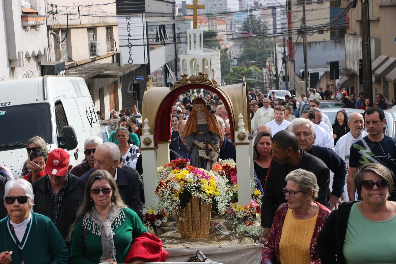 Na manhã dessa sexta-feira (26), a procissão precedeu a missa solene