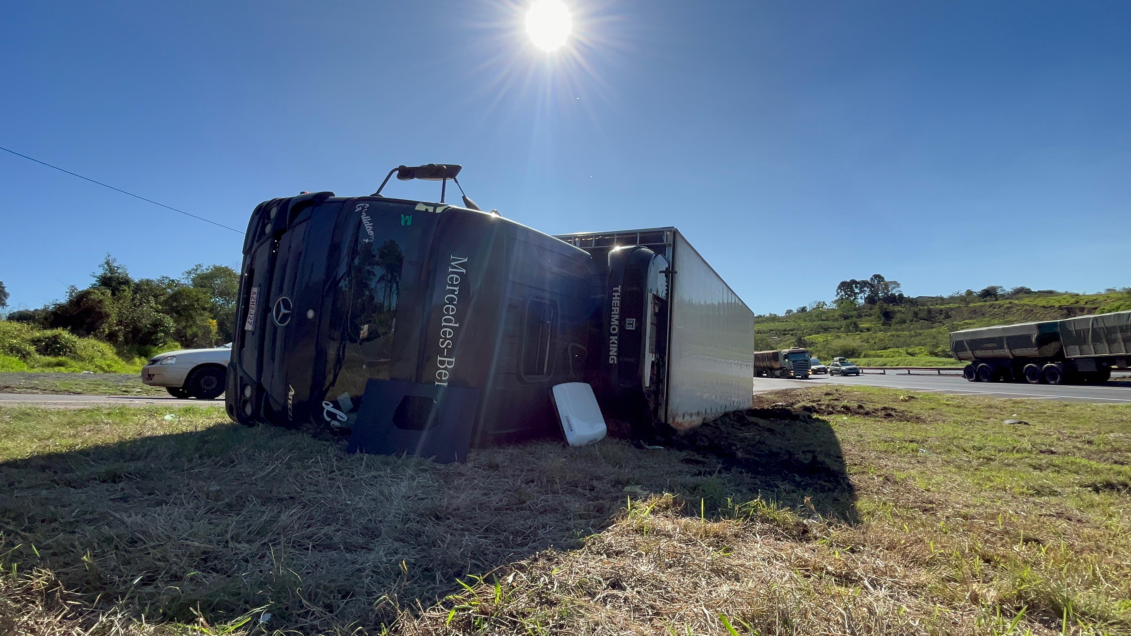 Veículo ficou na margem da rodovia BR-376