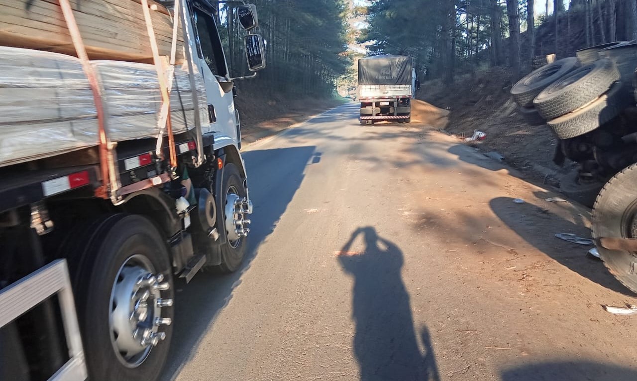 Caminhão tombou após colisão na PR-441, em Tibagi, nos Campos Gerais