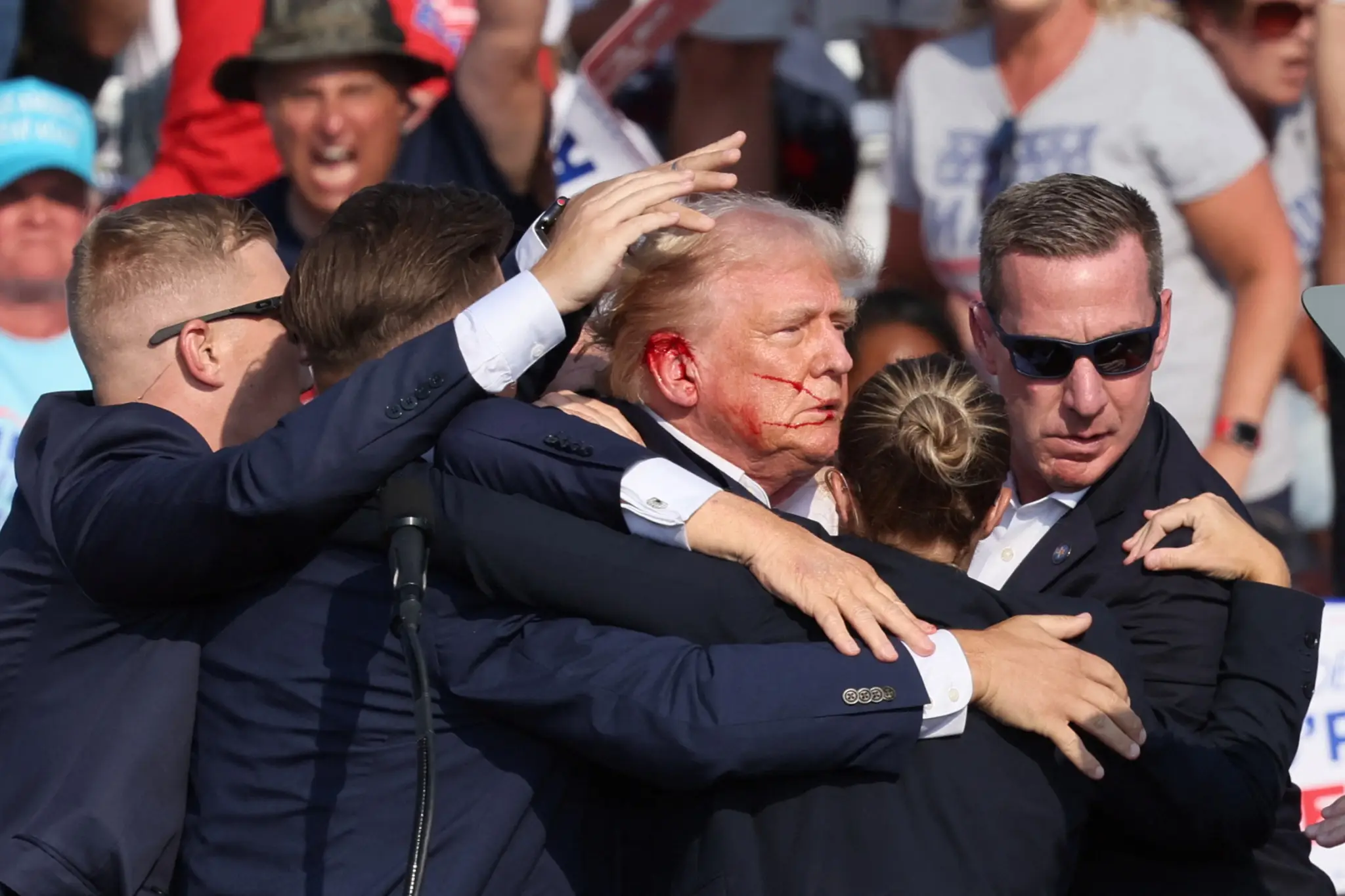 Donald Trump após o tiroteio durante um comício de campanha no Butler Farm Show em Butler, Pensilvânia, no dia 13 de julho deste ano