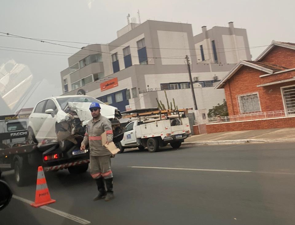 Colisão contra um poste de energia aconteceu na manhã deste sábado (14)