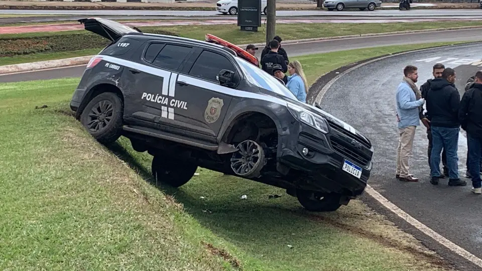 O automóvel, carregado com maconha, capulho e cocaína, saiu da pista e parou às margens da rodovia, com o pneu estourado