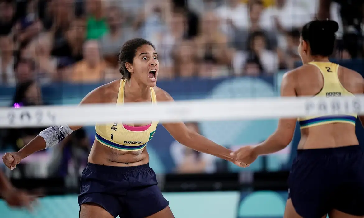 As brasileiras venceram por 2 sets a 0 (parciais de 21/15 e 21/16)