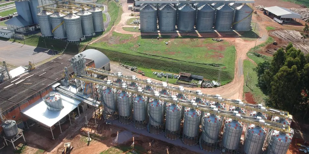 A Frísia tem investimentos próprios na cidade, como as unidades de sementes e de recebimento de grãos; e as fábricas da intercooperação