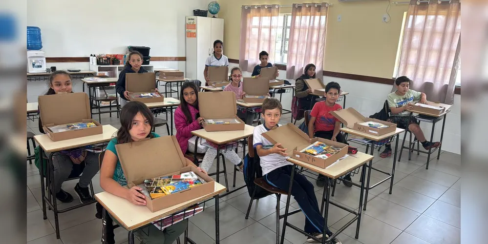 Foram entregues 1.100 kits para o pré-Escola