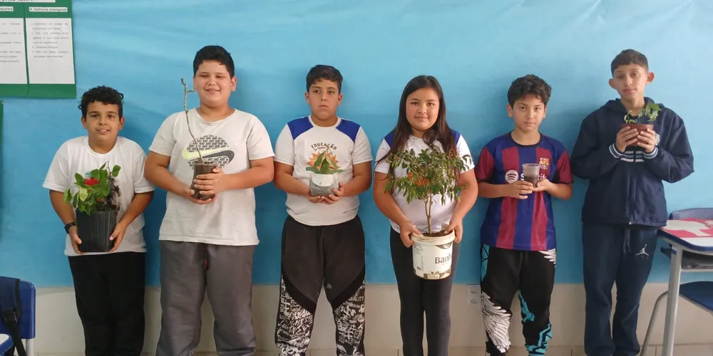 Estudantes puderam levar mudas para realizar troca entre eles