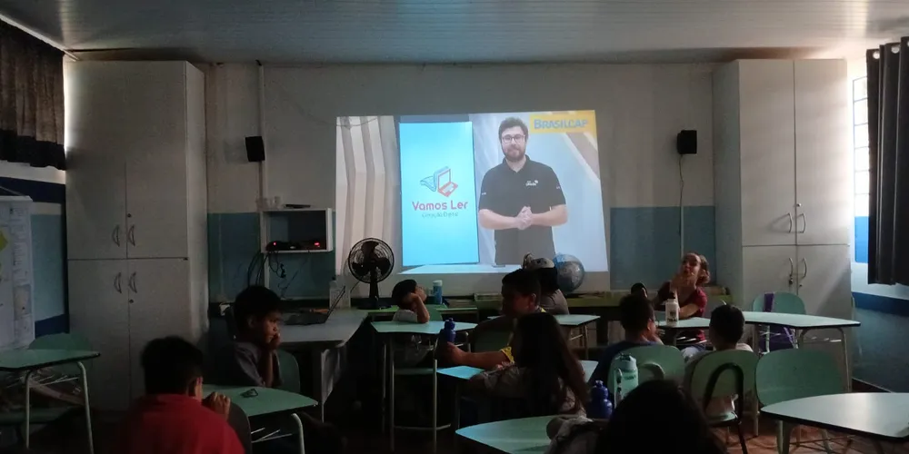 Confira a entrevista dos alunos em com a professora Kika