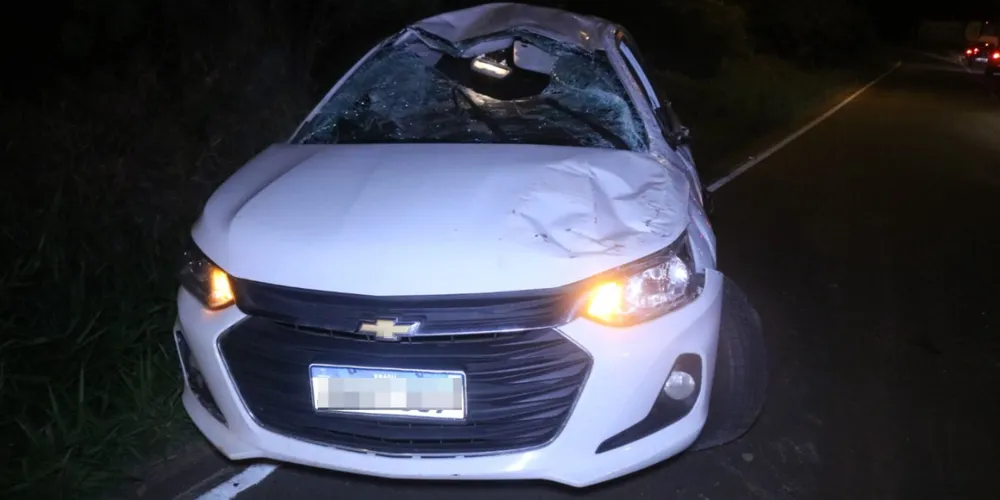 Veículo que capotou é um Chevrolet Onix