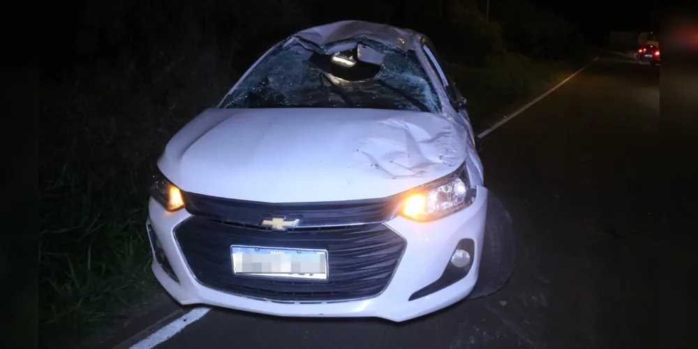 Veículo que capotou é um Chevrolet Onix