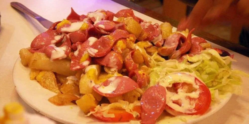 Salchipapa, prato típico colombiano composto por salsicha e batatas fritas