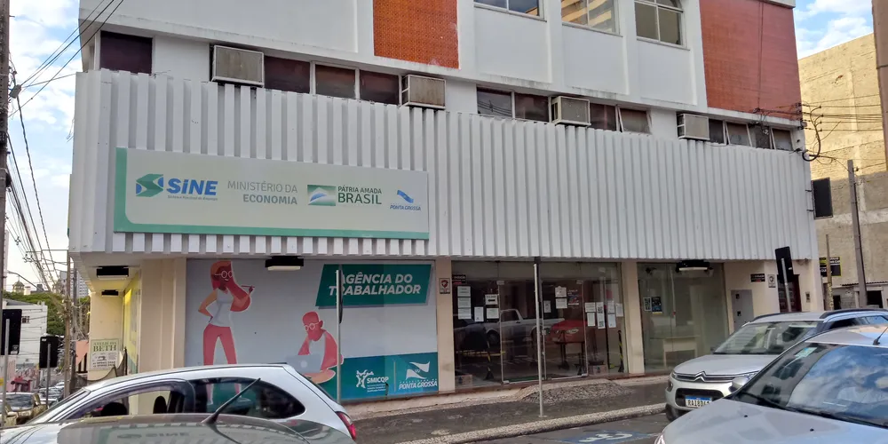Se preferir você pode conferir as vagas disponíveis no aplicativo 'Sine Fácil', ou no site empregabrasil.mte.gov.br