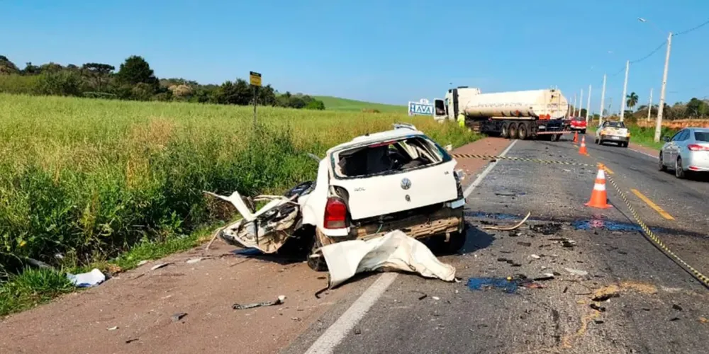 Veículo ficou totalmente destruído após o acidente