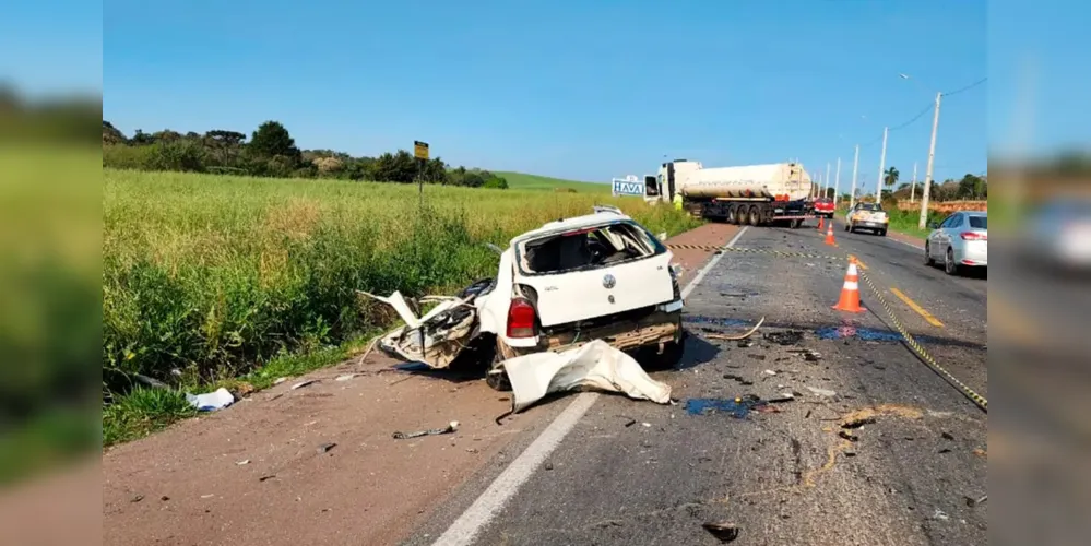 Veículo ficou totalmente destruído após o acidente