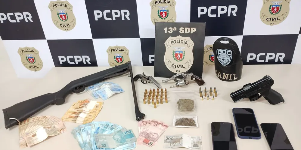 Armas de fogo, drogas, dinheiro em espécie e celulares foram apreendidos
