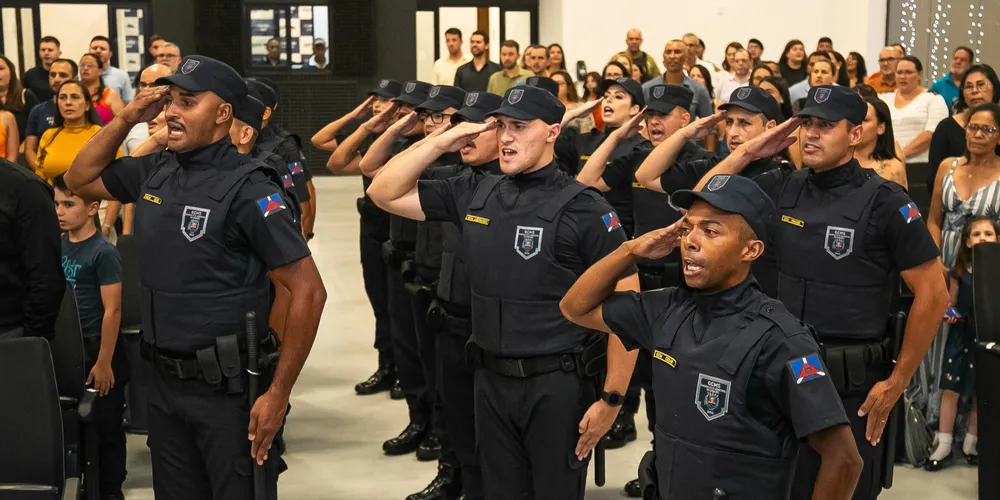 A cerimônia ocorreu no plenário da Câmara Municipal