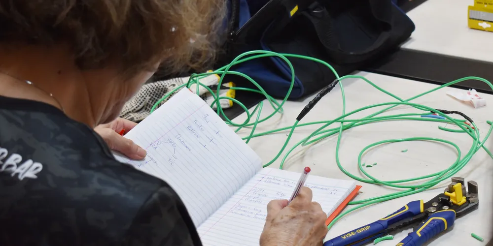 O curso de Noções de Eletricidade Predial vai acontecer entre os dias 9 e 13 de dezembro