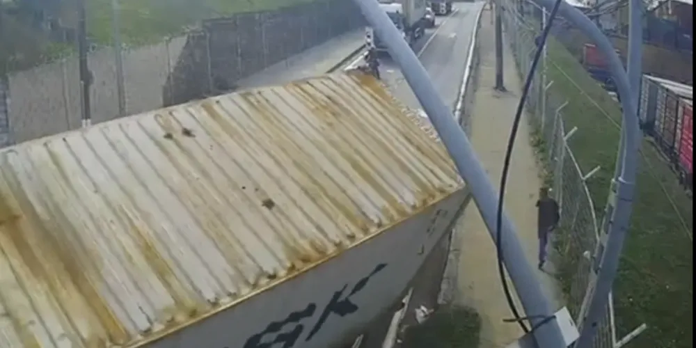 Pedestre correu para evitar que fosse esmagado pela carreta