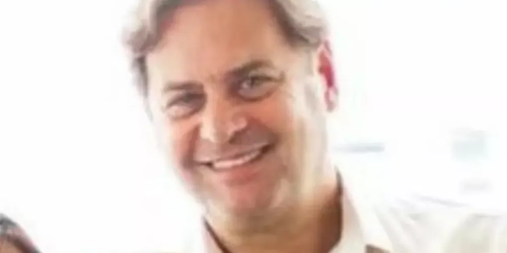 Sua perna foi atingida por um tiro aparentemente acidental. Ele estaria sozinho