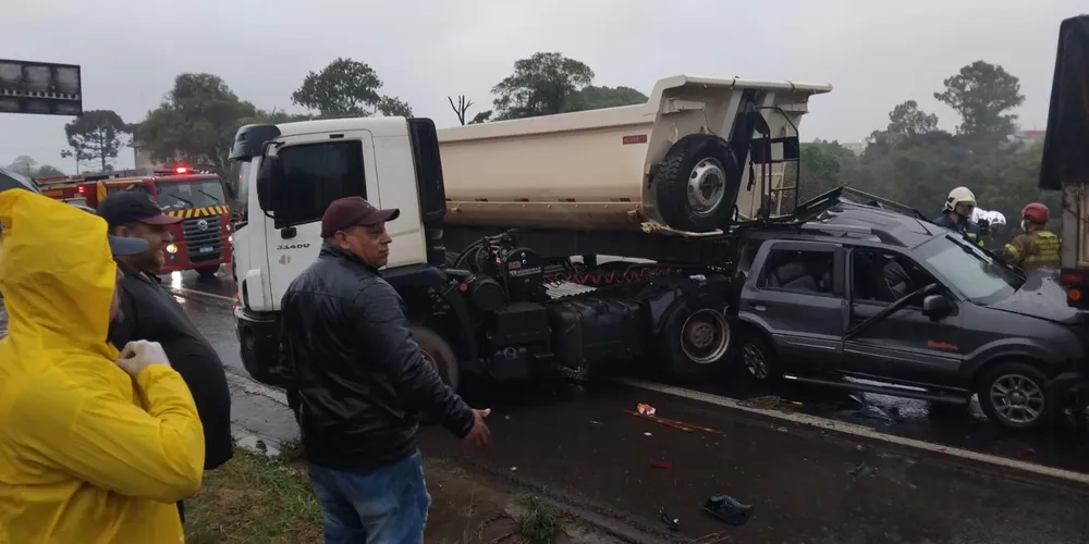 Corpo de Bombeiros e Samu já estão no local do acidente