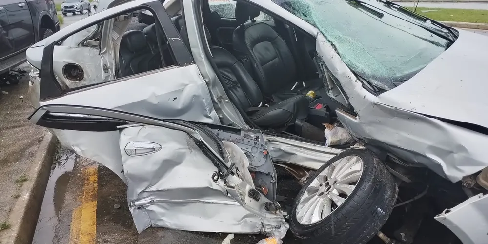 Veículo Fiat Linea envolvido no acidente teve parte lateral destruída
