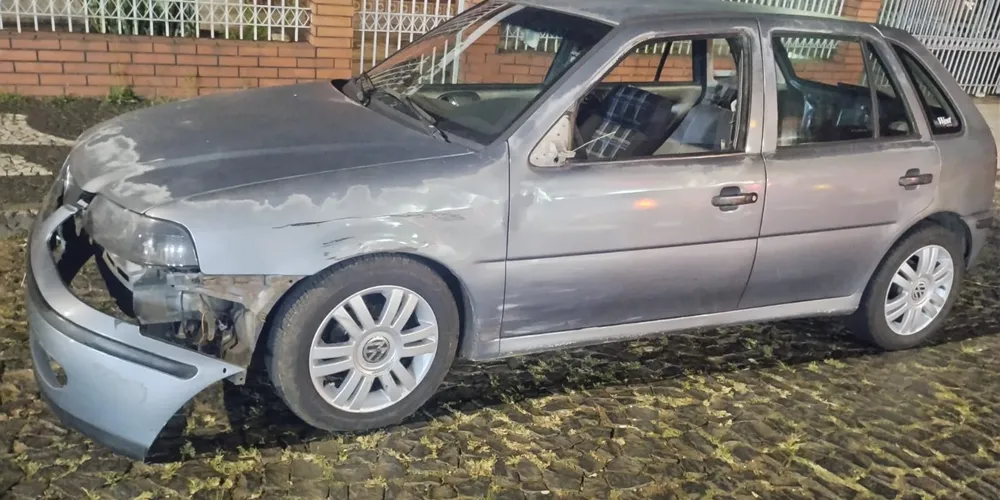 Carro envolvido no acidente tece danos na parte dianteira