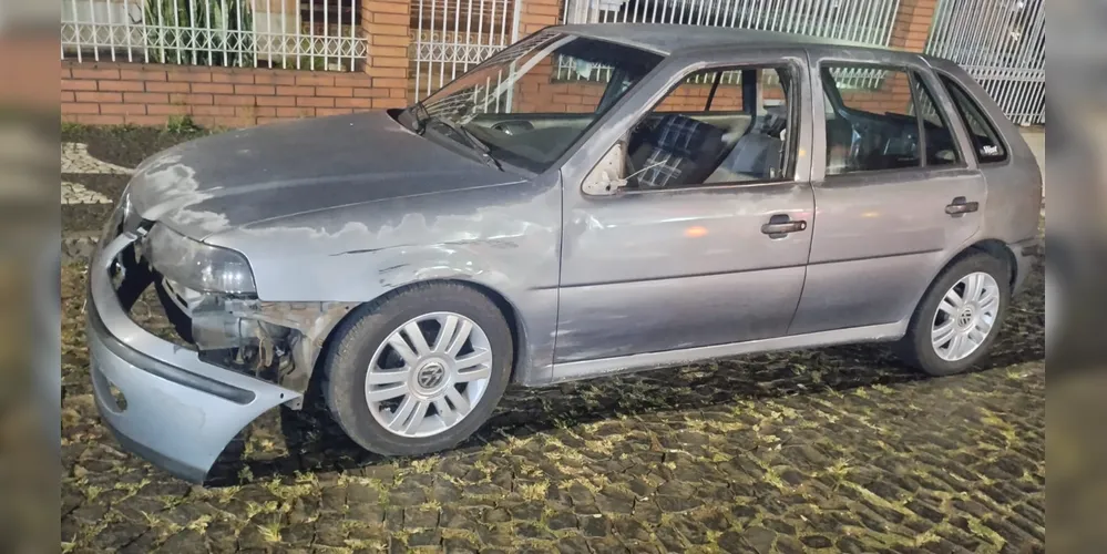 Carro envolvido no acidente tece danos na parte dianteira