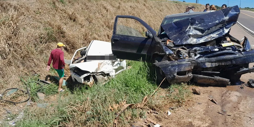 Se envolveram no acidente um veículo Fiat Uno (branco) e um Fiat Palio (azul)