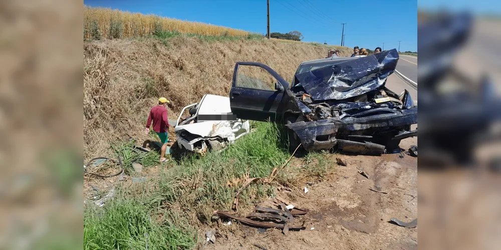 Se envolveram no acidente um veículo Fiat Uno (branco) e um Fiat Palio (azul)